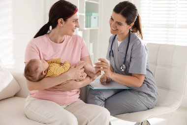 Annesi ve tatlı bebeği hastanedeki çocuk doktoruyla randevudalar.