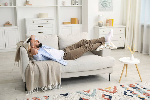 Гармония. Мужчина отдыхает на удобном диване дома