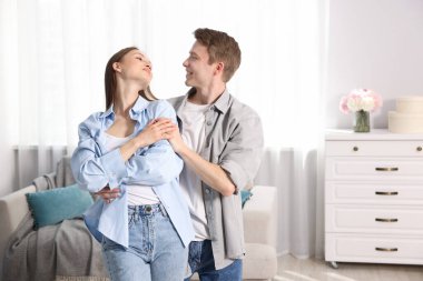 Evde dans eden mutlu çift. Metin için boşluk