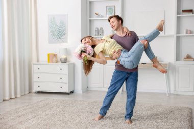 Mutlu genç çift evde dans ediyor. Metin için boşluk