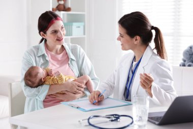 Annesi ve tatlı bebeği hastanedeki çocuk doktoruyla randevudalar.