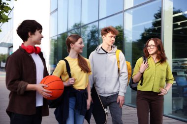 Bir grup genç birlikte dışarıda vakit geçiriyorlar.