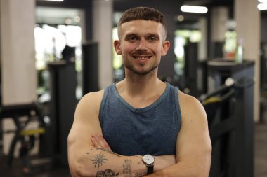 Spor salonundaki profesyonel kişisel antrenör portresi