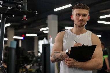 Spor merkezinde panosu olan kişisel antrenör. Metin için boşluk