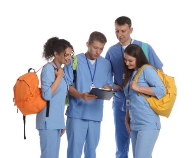 Beyaz arka planda bir grup tıp öğrencisi