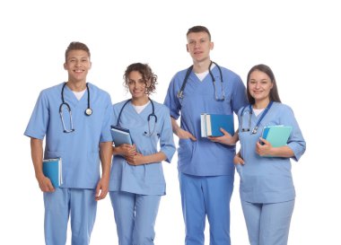 Beyaz arka planda bir grup mutlu tıp öğrencisi