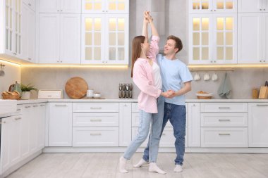 Mutfakta dans eden mutlu genç çift.