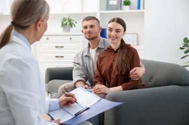 Tüp bebek (tüp bebek). Çift, üreme kliniğinde doktorla görüşüyor.