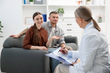 Tüp bebek (tüp bebek). Çift, üreme kliniğinde doktorla görüşüyor.