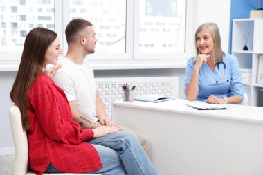 Tüp bebek (tüp bebek). Çift, üreme kliniğinde doktorla görüşüyor.