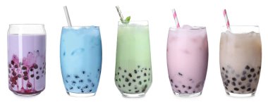 Beyaz arkaplanda farklı aromalı kabarcık çayı, set