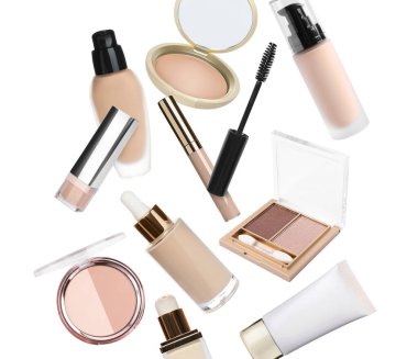 Beyaz arka planda uçuşan farklı kozmetik ürünleri