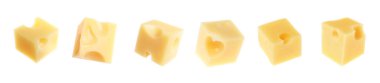 Beyaz zemin üzerinde taze peynir küpleri, set