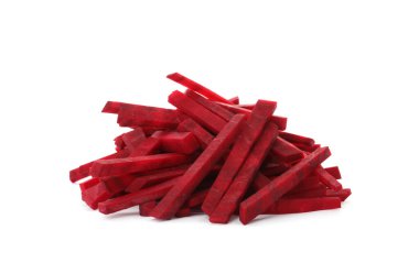 Beyaz arka planda kesilmiş taze kırmızı pancar yığını