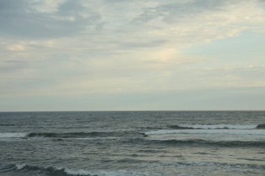 Mavi gökyüzünün altındaki güzel dalgalı deniz manzarası