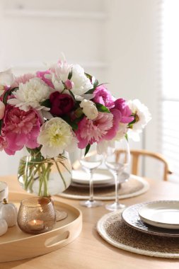 İçinde şakayık demeti olan güzel bir masa, yakın plan.