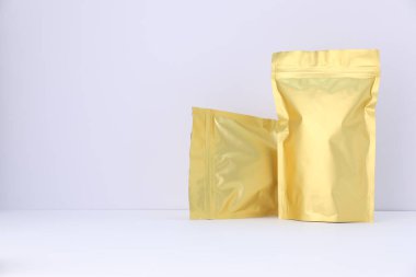 Beyaz arka planda fermuarlı stand-up kesesi. Tasarım için model