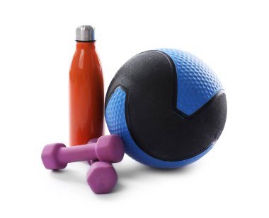 İlaç topu, dambıl ve su şişesi beyaza izole edilmiş.