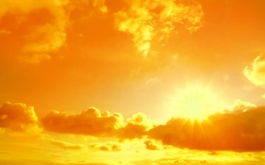 Sıcak yaz havasında bulutlu turuncu gökyüzü