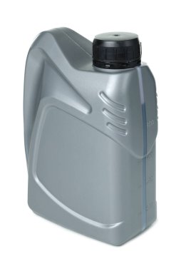 Plastik kaptaki motor yağı beyaza izole edilmiş.