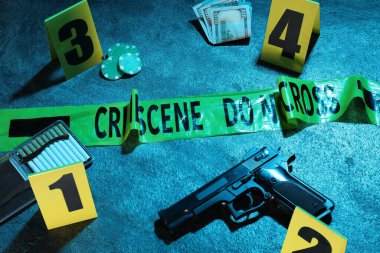 Adli tıp uzmanlığı. Deliller, işaretler ve mavi arka planda polis bandı olan suç mahalli, yakın plan. Renkli tonlama efekti