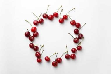 Beyaz arka planda taze olgun kiraz çerçevesi, düz. Metin için boşluk