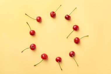 Bej arka planda taze olgun kiraz çerçevesi, düz. Metin için boşluk