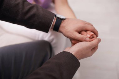 Ofisteki terapi seansında hastaya destek veren psikolog, yakın çekim.