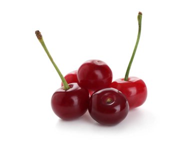 Birçok taze kiraz beyazda izole olur.