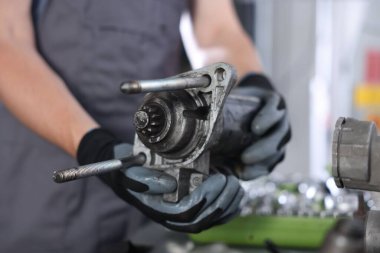 Otomobil parçası. Kapalı mekanda motoru çalıştıran profesyonel bir tamirci.