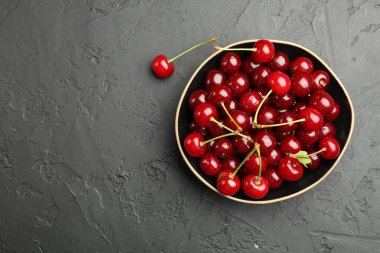 Siyah masada taze kirazlar, üst manzara. Metin için boşluk