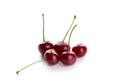 Birçok taze kiraz beyazda izole olur.