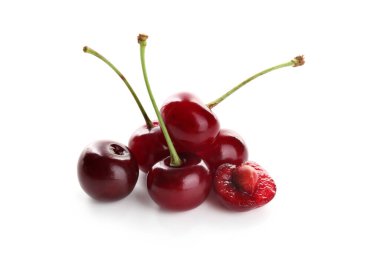 Birçok taze kiraz beyazda izole olur.