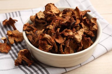 Kurutulmuş mantar mantarları açık ahşap masada, yakın plan.