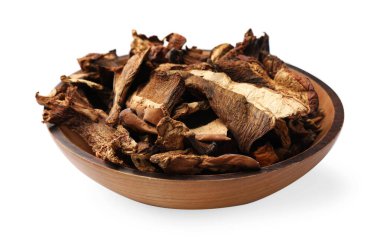 Beyaz kasede izole edilmiş kurutulmuş mantar parçaları.