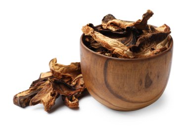 Beyaz kasede izole edilmiş kurutulmuş mantar parçaları.