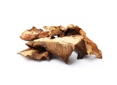 Kurumuş mantar parçaları beyaza izole edilmiş.