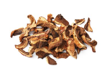 Kurumuş mantar parçaları beyaza izole edilmiş.