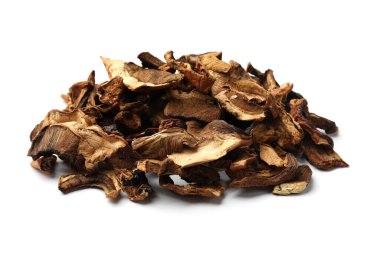 Kurumuş mantar parçaları beyaza izole edilmiş.