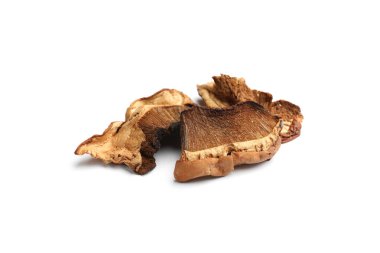 Kurumuş mantar parçaları beyaza izole edilmiş.