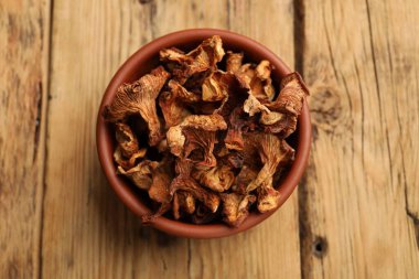 Ahşap masanın üstünde kurumuş mantar mantarı.