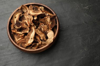 Ahşap masada kurutulmuş mantar mantarı, üst manzara. Metin için boşluk