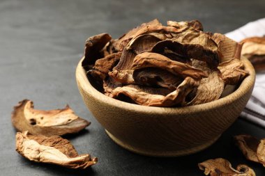 Kurutulmuş mantarlar ahşap masada, yakın plan.