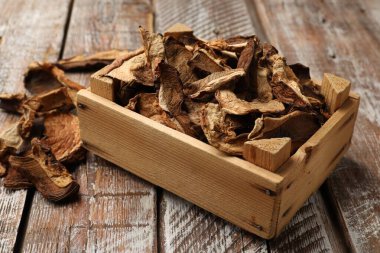 Kurutulmuş mantarlar ahşap masada, yakın plan.