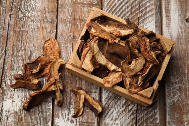 Kurutulmuş mantarlar ahşap masada, düz yatıyordu.