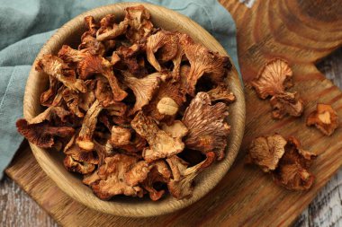 Kurutulmuş mantarlar ahşap masada, düz yatıyordu.