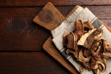 Ahşap masada kurutulmuş mantar mantarı, üst manzara. Metin için boşluk