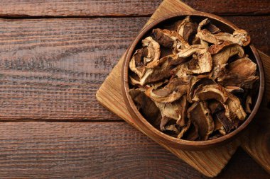 Ahşap masada kurutulmuş mantar mantarı, üst manzara. Metin için boşluk