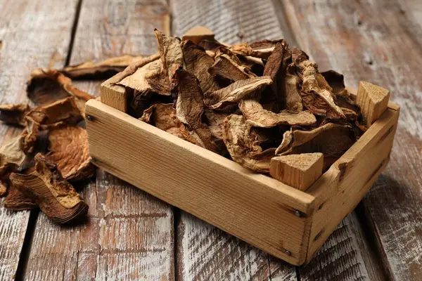 Kurutulmuş mantarlar ahşap masada, yakın plan.