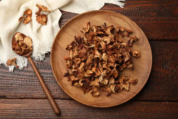 Kurutulmuş mantar ve kaşık ahşap masada, düz yatıyordu.